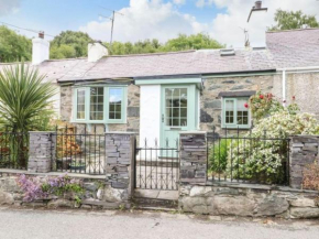 Country Cottage with Hot-Tub and Cosy Log Burner